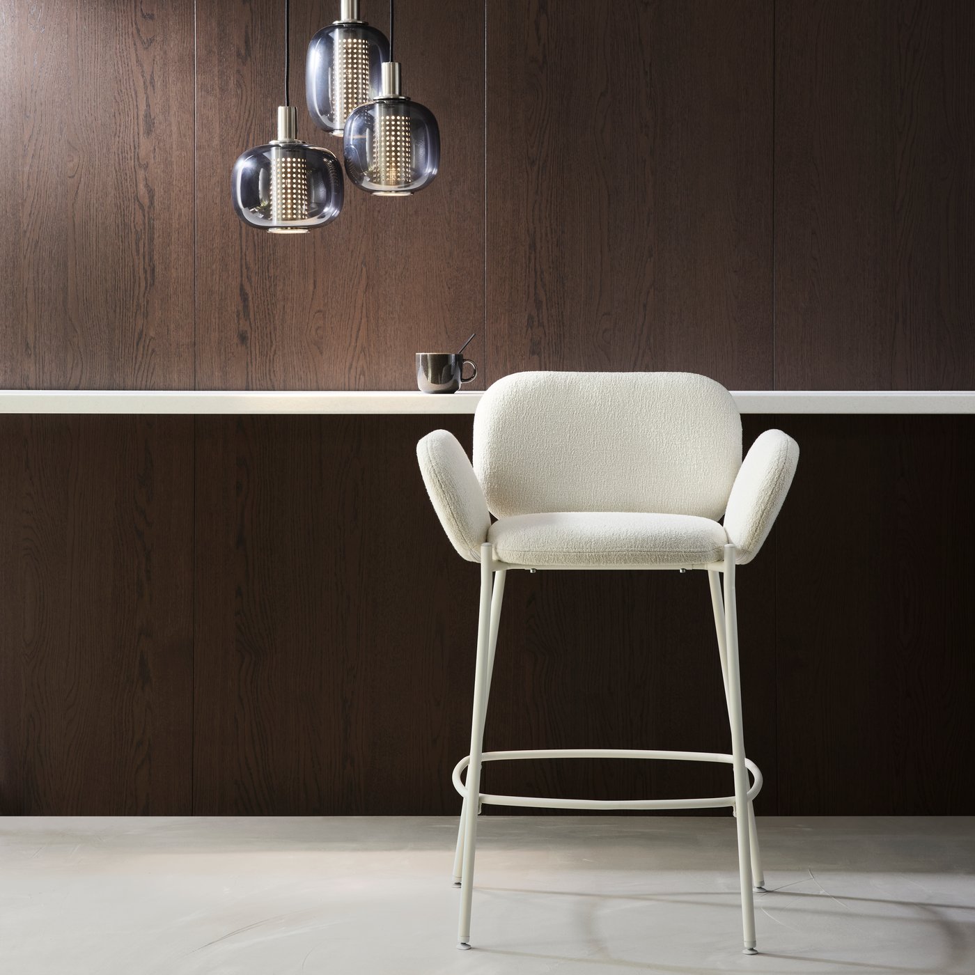 En hvid/off-white SYNTORP barstol med ryglæn står i et rum med en HÖGVIND loftlampe med 3 lamper.
