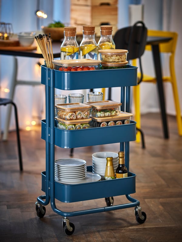 Carrito auxiliar RÅSKOG lleno de comida.