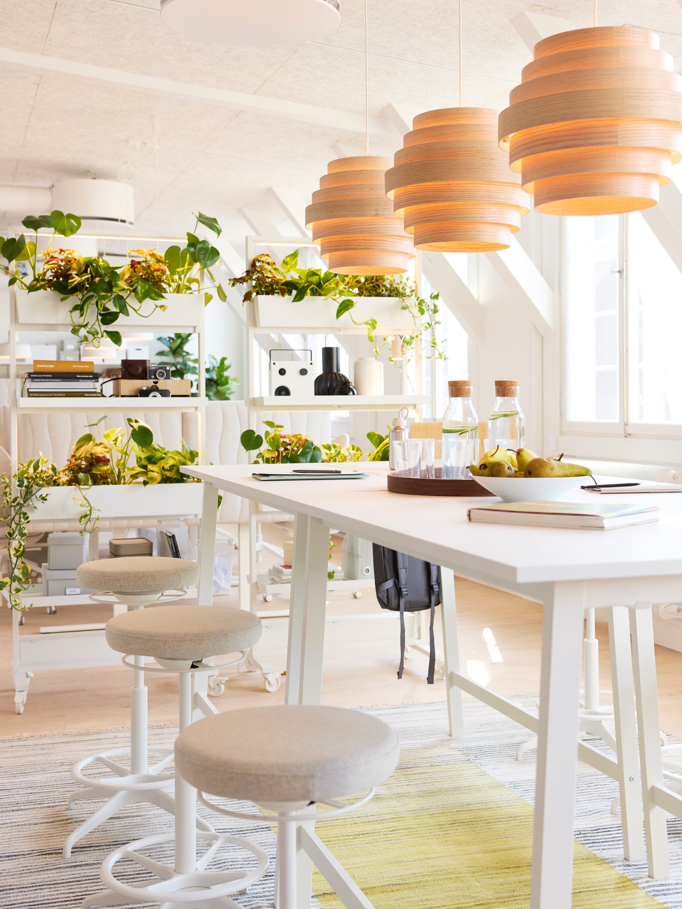 En Gunnared beige LIDKULLEN aktiv sidde-/ståstøtte til hjemmekontoret.