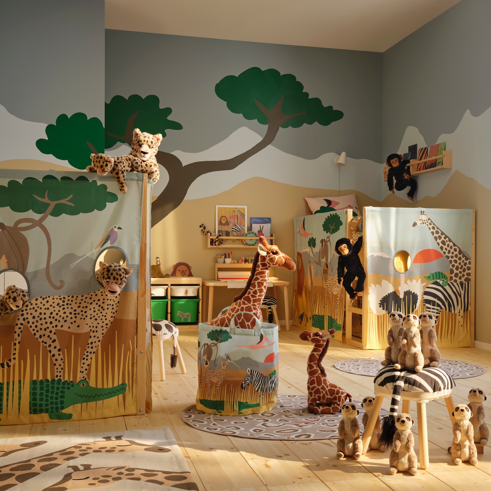 A children’s room filled with savannah themed toys from the SANDLÖPARE collection featuring meerkats, giraffes and cheetahs.