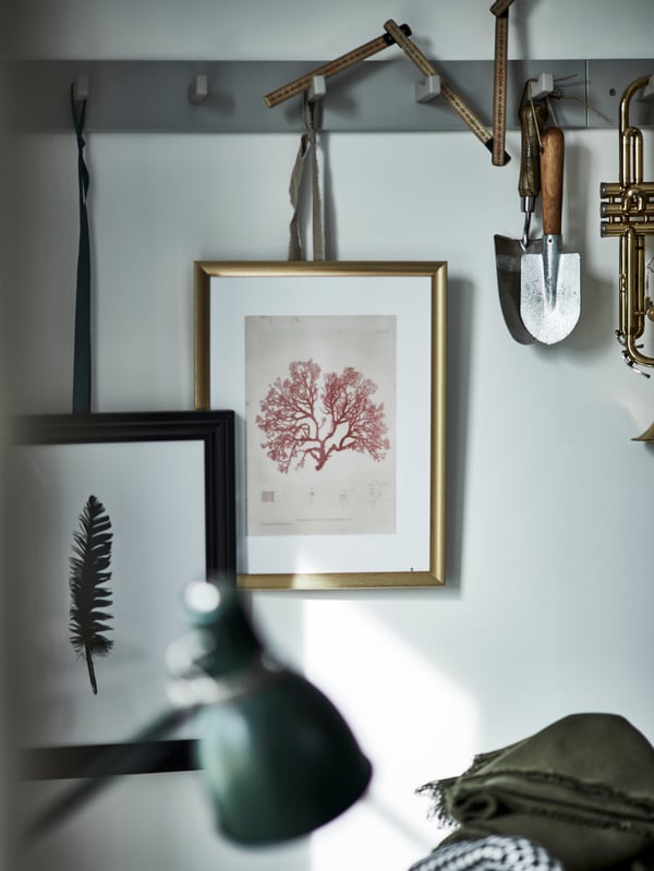 A grey KUBBIS rack with 7 hooks in the living room