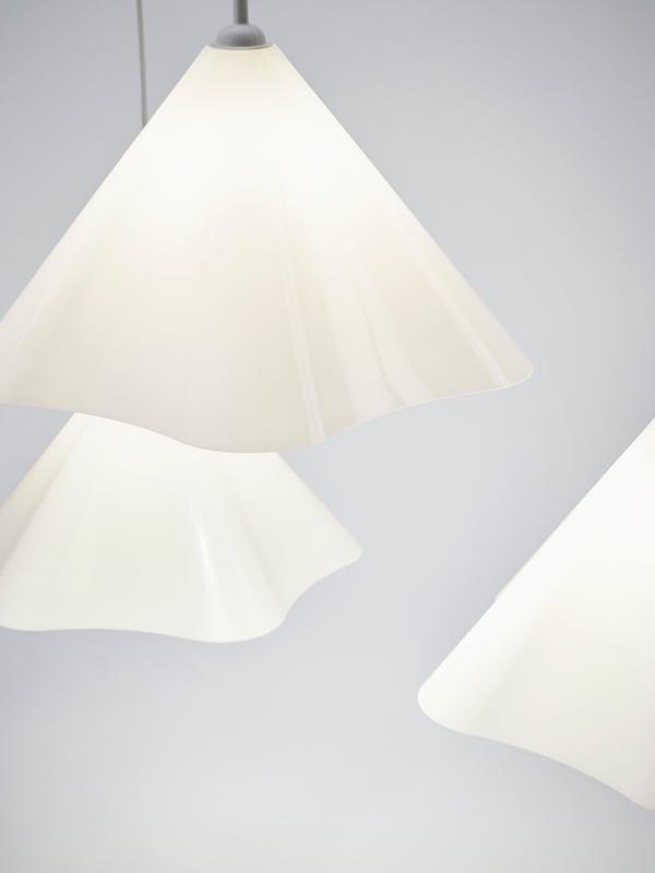 En hvit plastikk ZEBRASÄV taklampe.