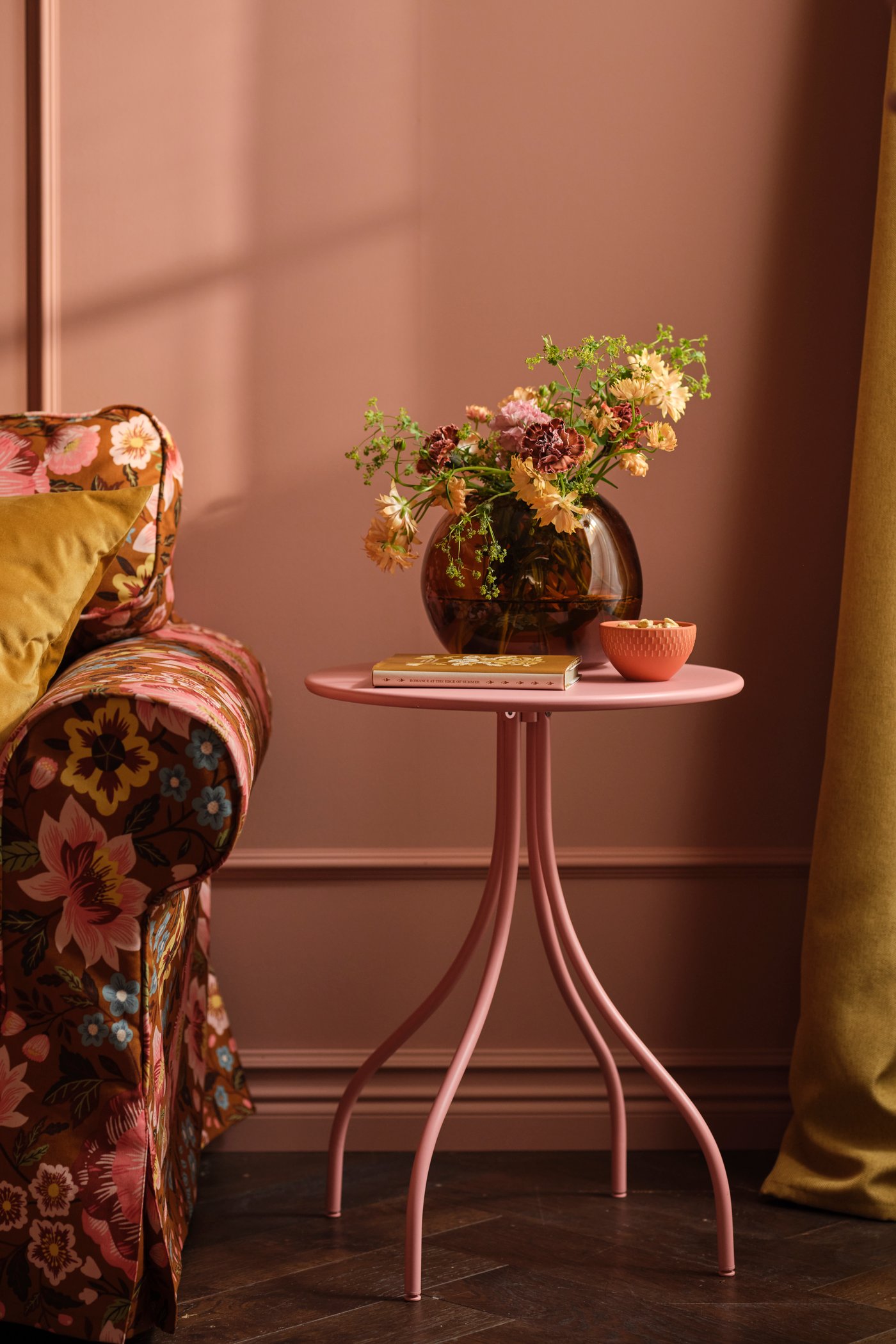An yellow-brown/with heading tape ANNAKAJSA room darkening curtains, 1 pair in the living room