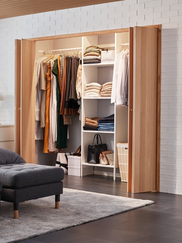 A medium grey STOENSE rug, low pile in the bedroom