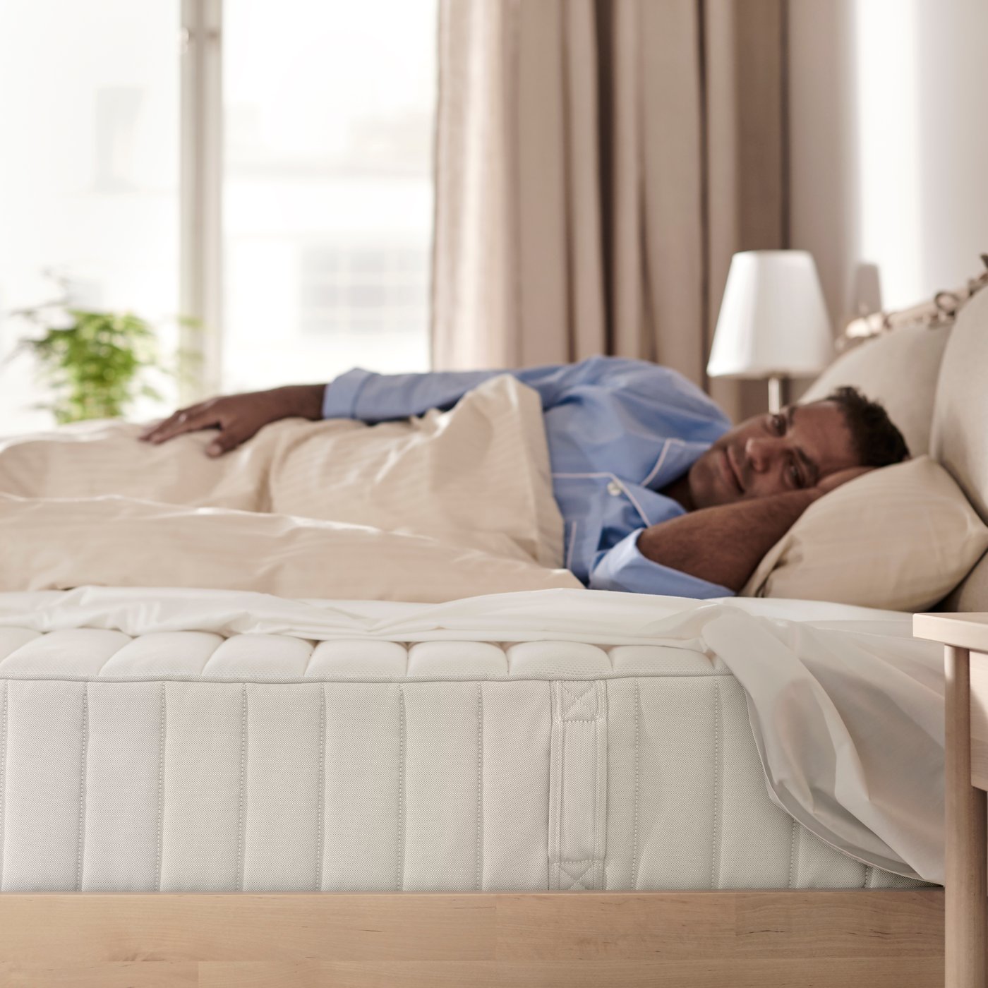 A medium firm/white VALEVÅG hybrid mattress