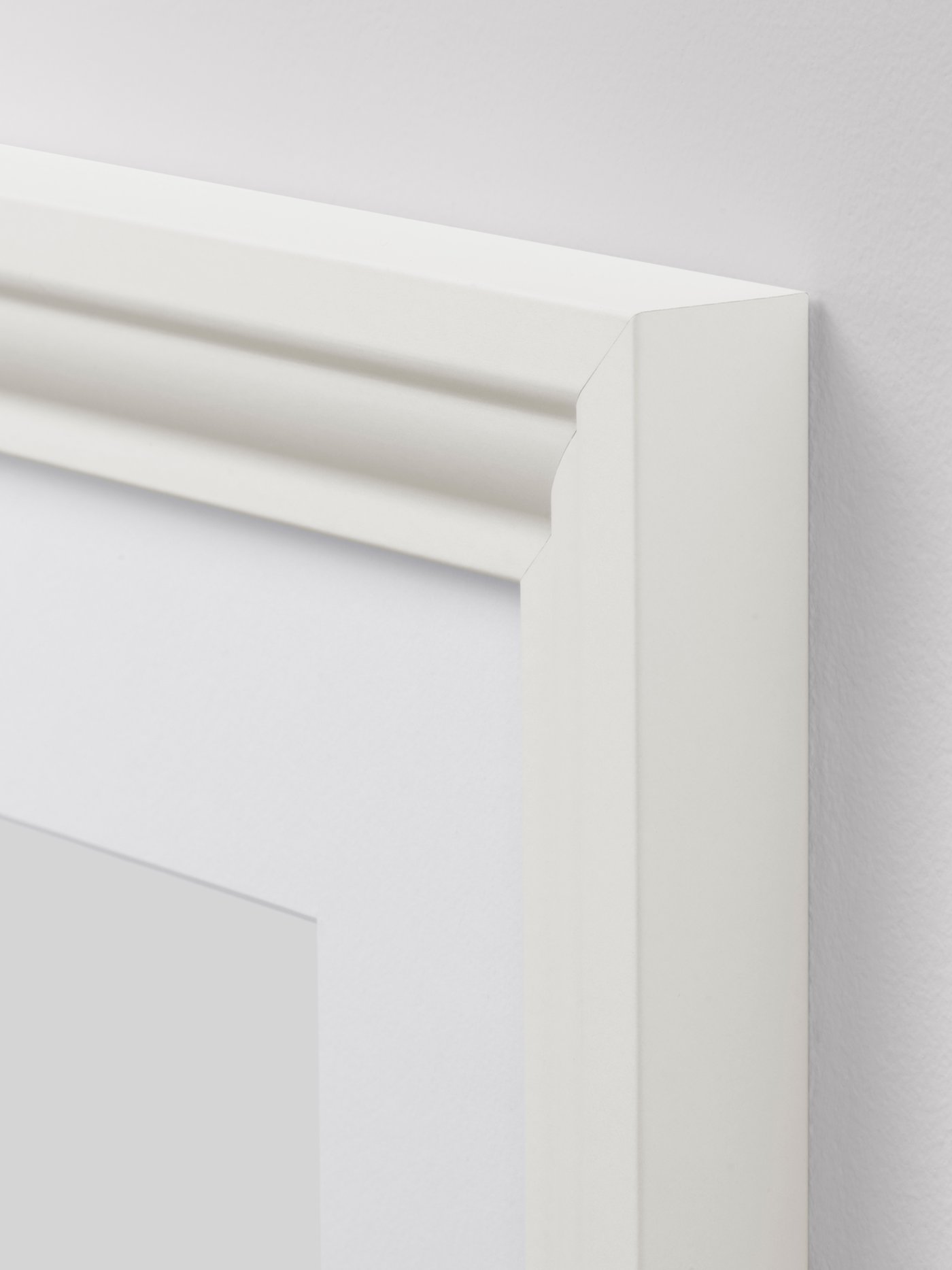 A white EDSBRUK frame