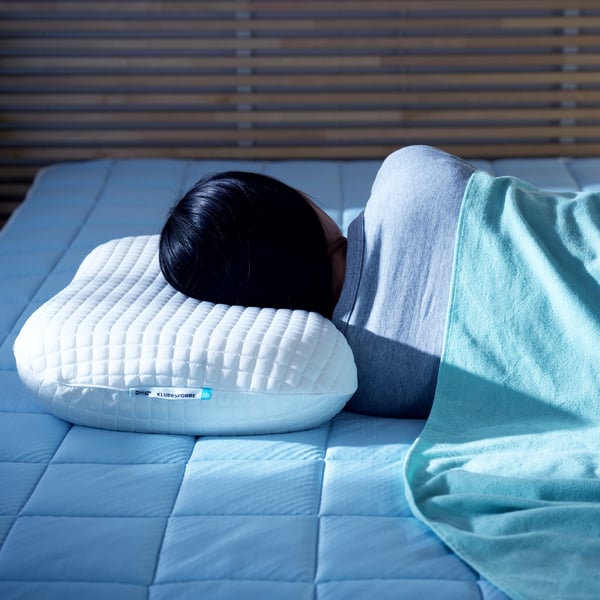 A beige/blue KEJSAROLVON mattress protector