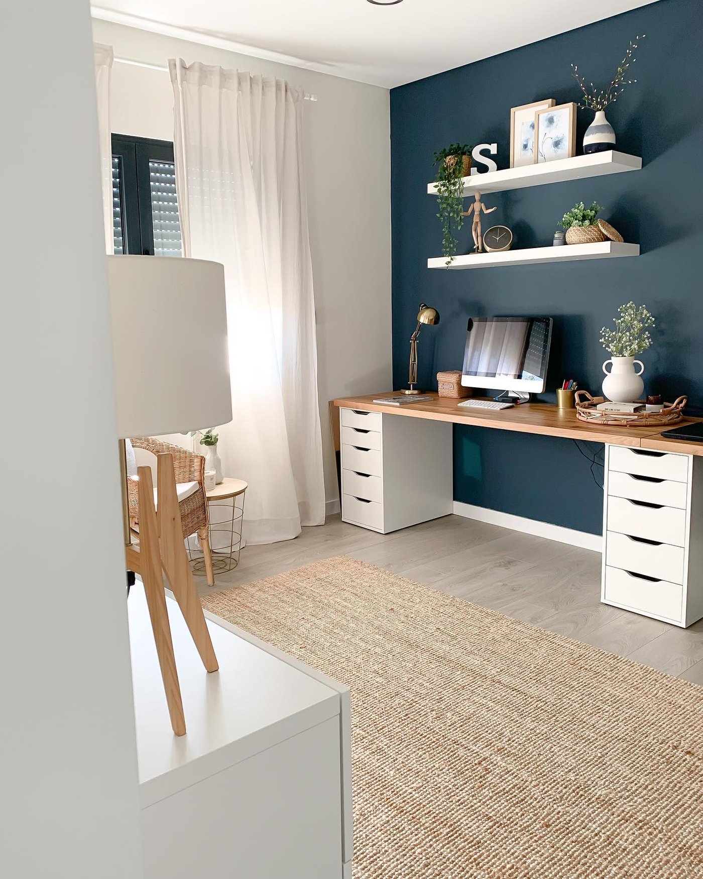 Una lámpara de trabajo FORSÅ de color latón en el despacho de casa