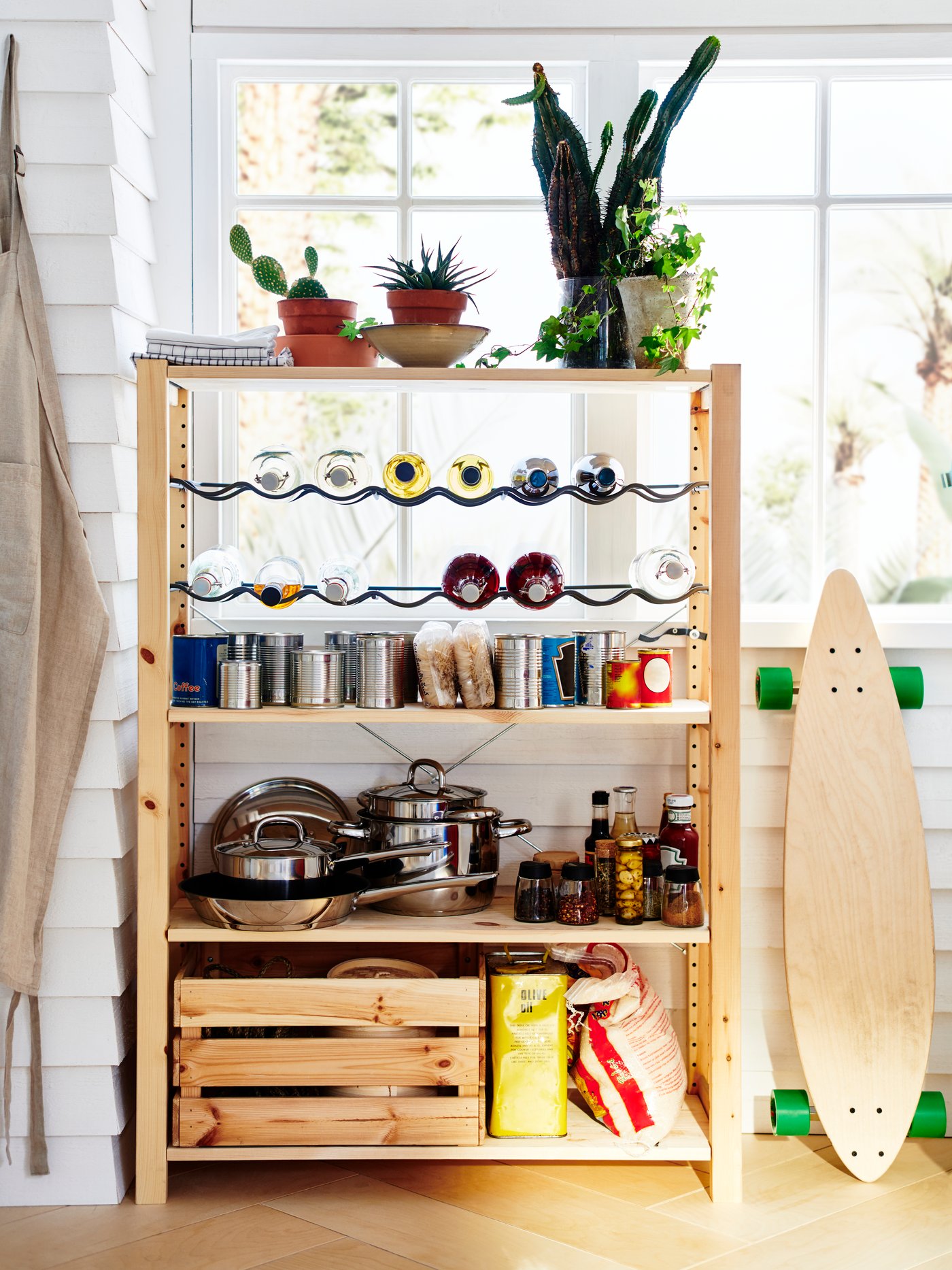  Niski, drewniany regał IVAR z półkami na butelki.