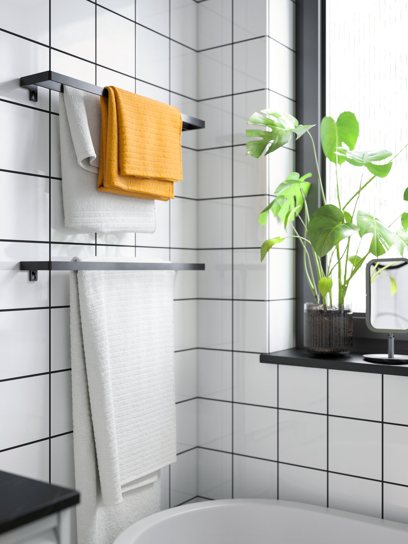Un tiroir de salle de bains IKEA ouvert, équipé de séparateurs en bois et de boîtes transparentes, range des cotons-tiges, des produits de beauté, des brosses à cheveux, des peignes, des distributeurs et des serviettes pliées.