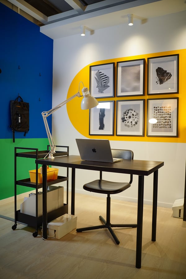 A black SMÄLLEN swivel chair