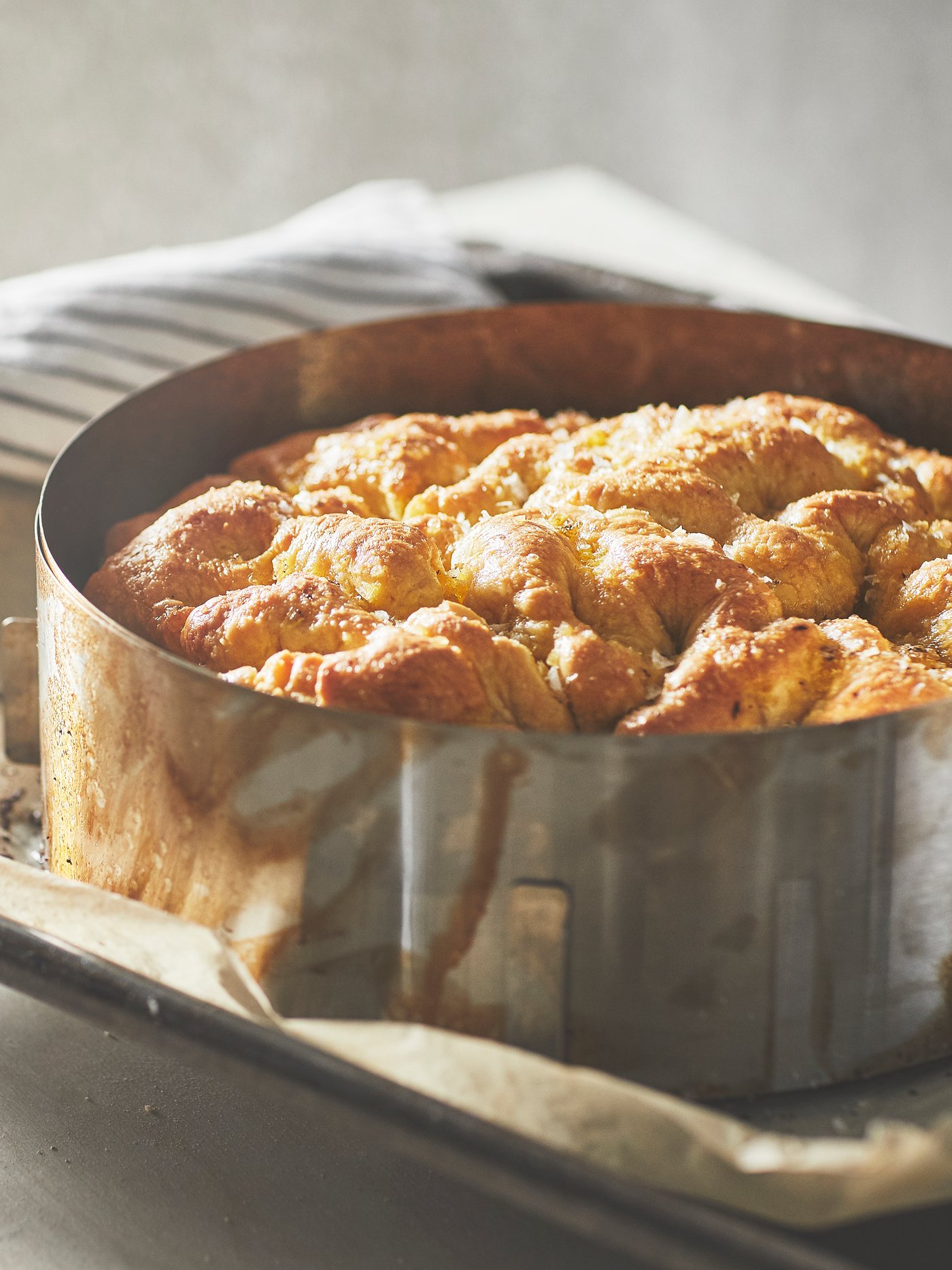 Uunipellillä on TÅRTBAK-kakkumuotti, jossa on uunituore leivonnainen.