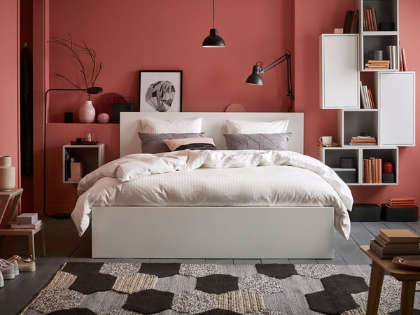 A grey HARÖRT cushion in the bedroom.