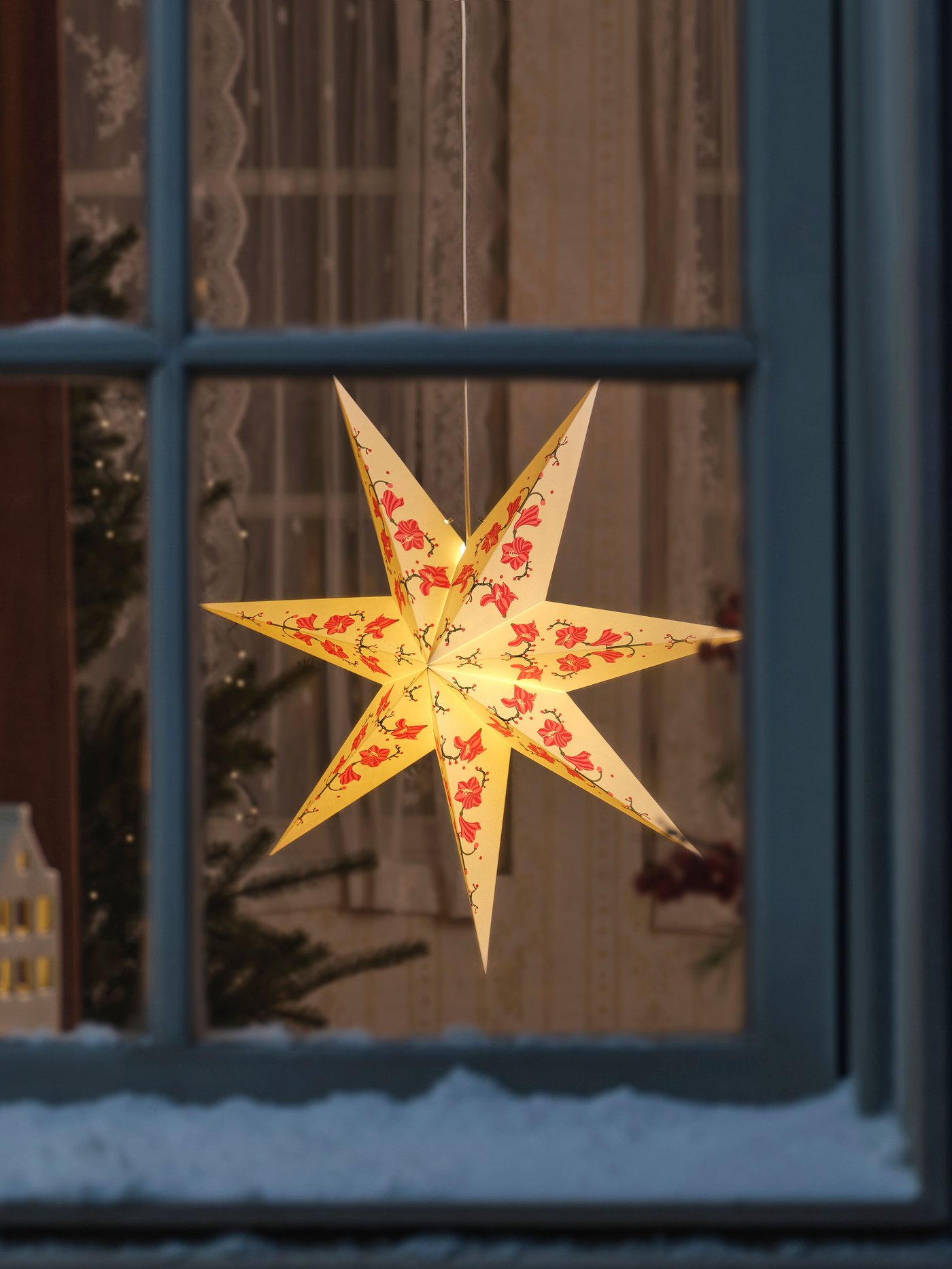 An Amaryllis STRÅLA lampshade