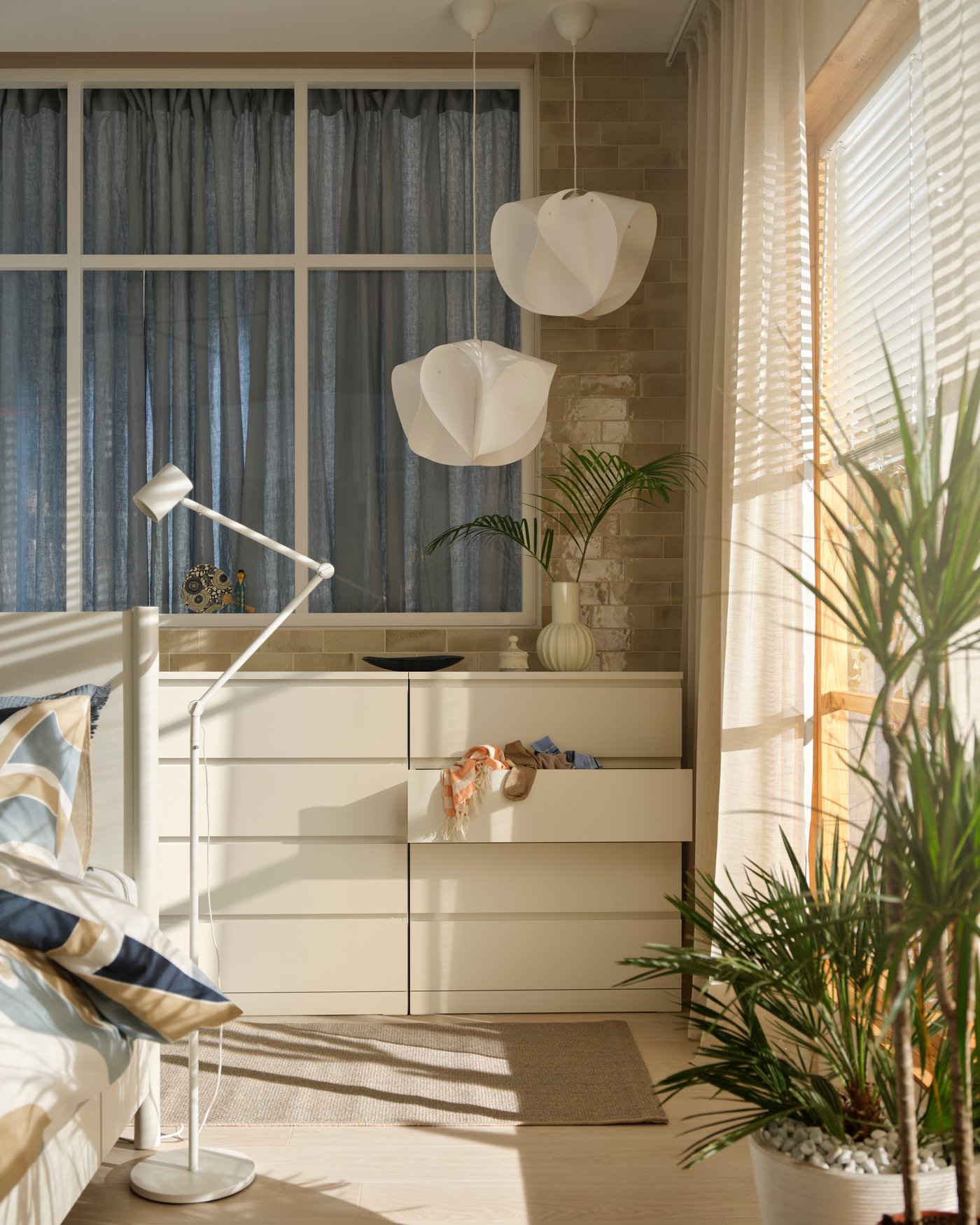 A natural/light grey VODSKOV rug, flatwoven in the bedroom