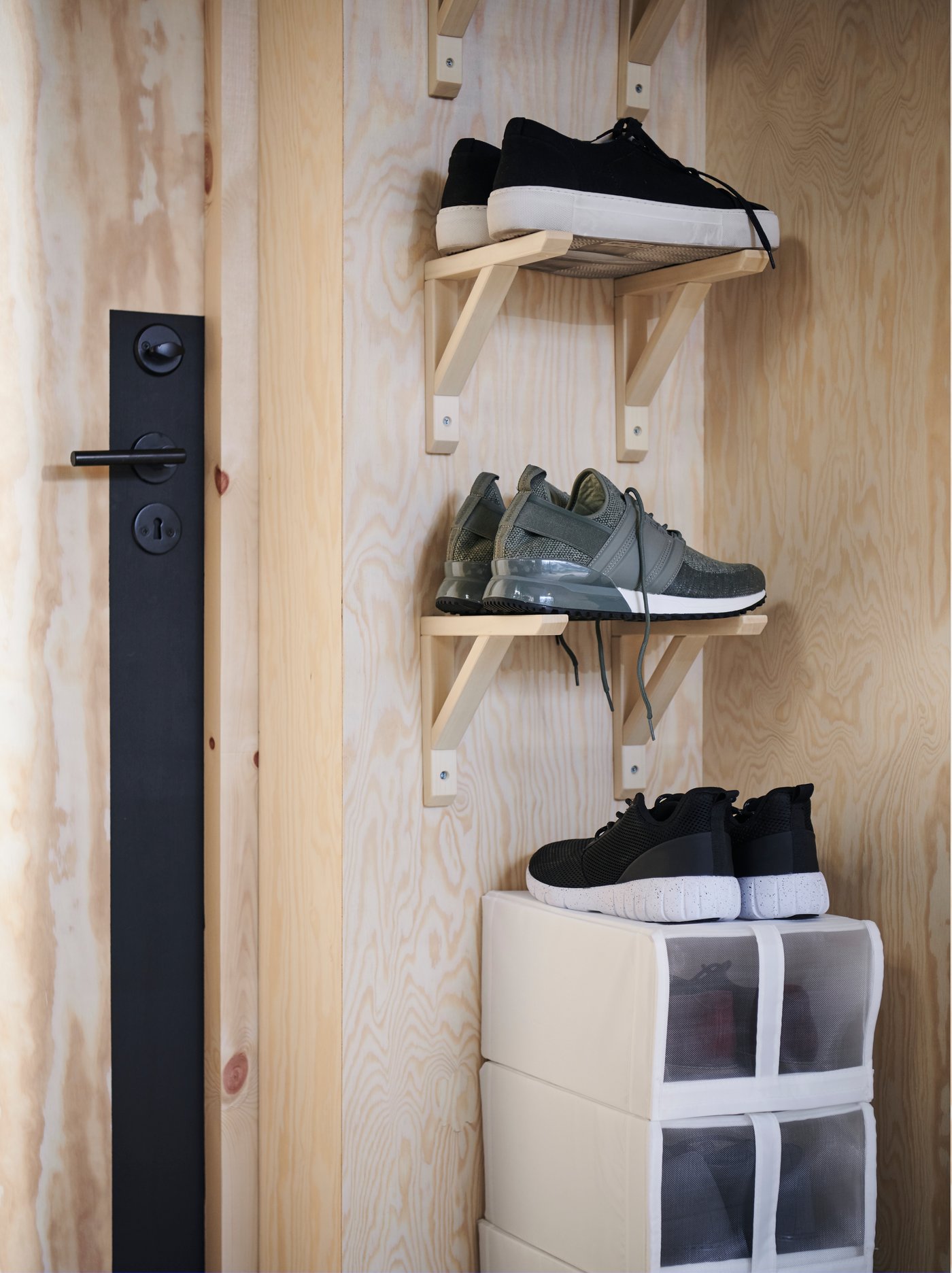 Eng platzierte Wandkonsolen aus hellem Espenholz dienen als Präsentationsfläche für die Lieblingssneaker.