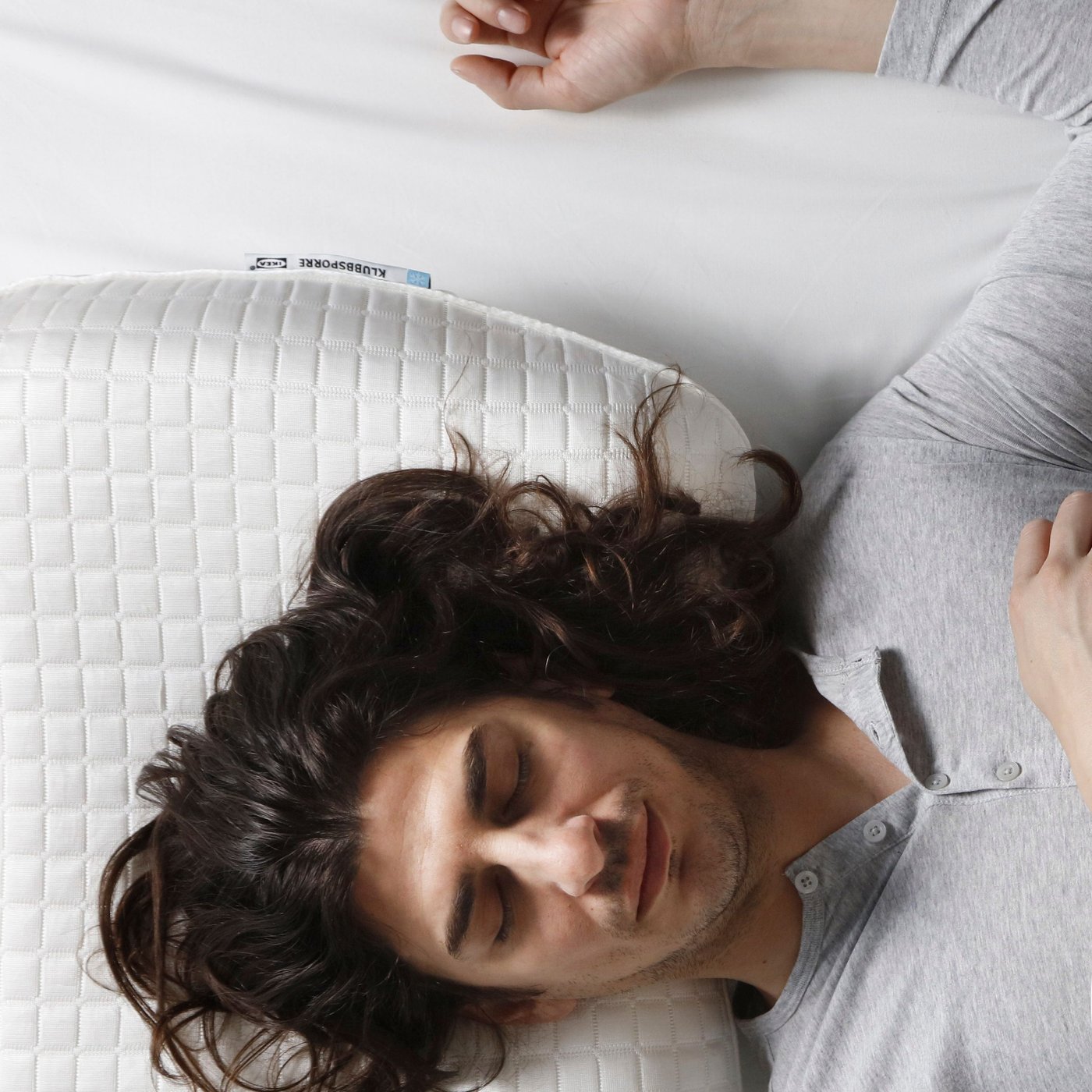 A KLUBBSPORRE ergonomic pillow, side/back sleeper in the bedroom