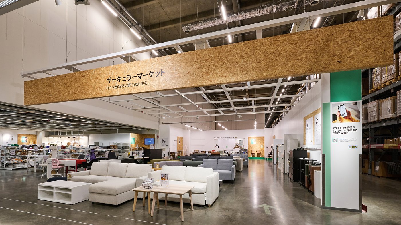 サーキュラーマーケット、イケア 家具）サーキュラーマーケットのエリアに、ソファやテーブルなどイケアのホームファニッシング製品がすっきりと並ぶ店内。