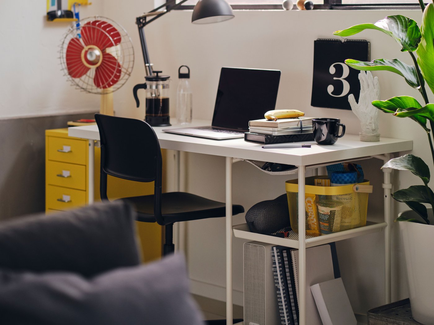 A black SMÄLLEN swivel chair in the home office