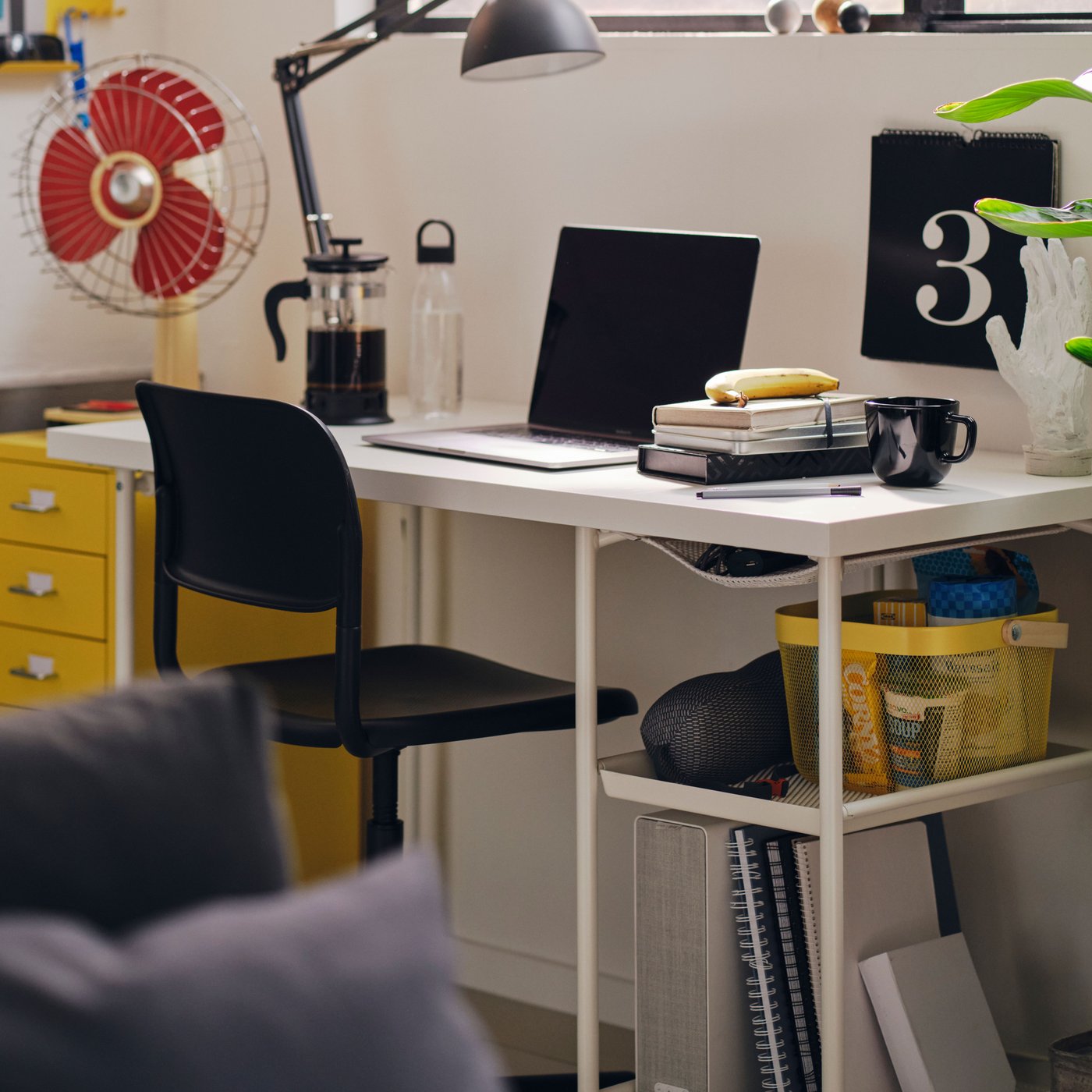 A black SMÄLLEN swivel chair in the home office