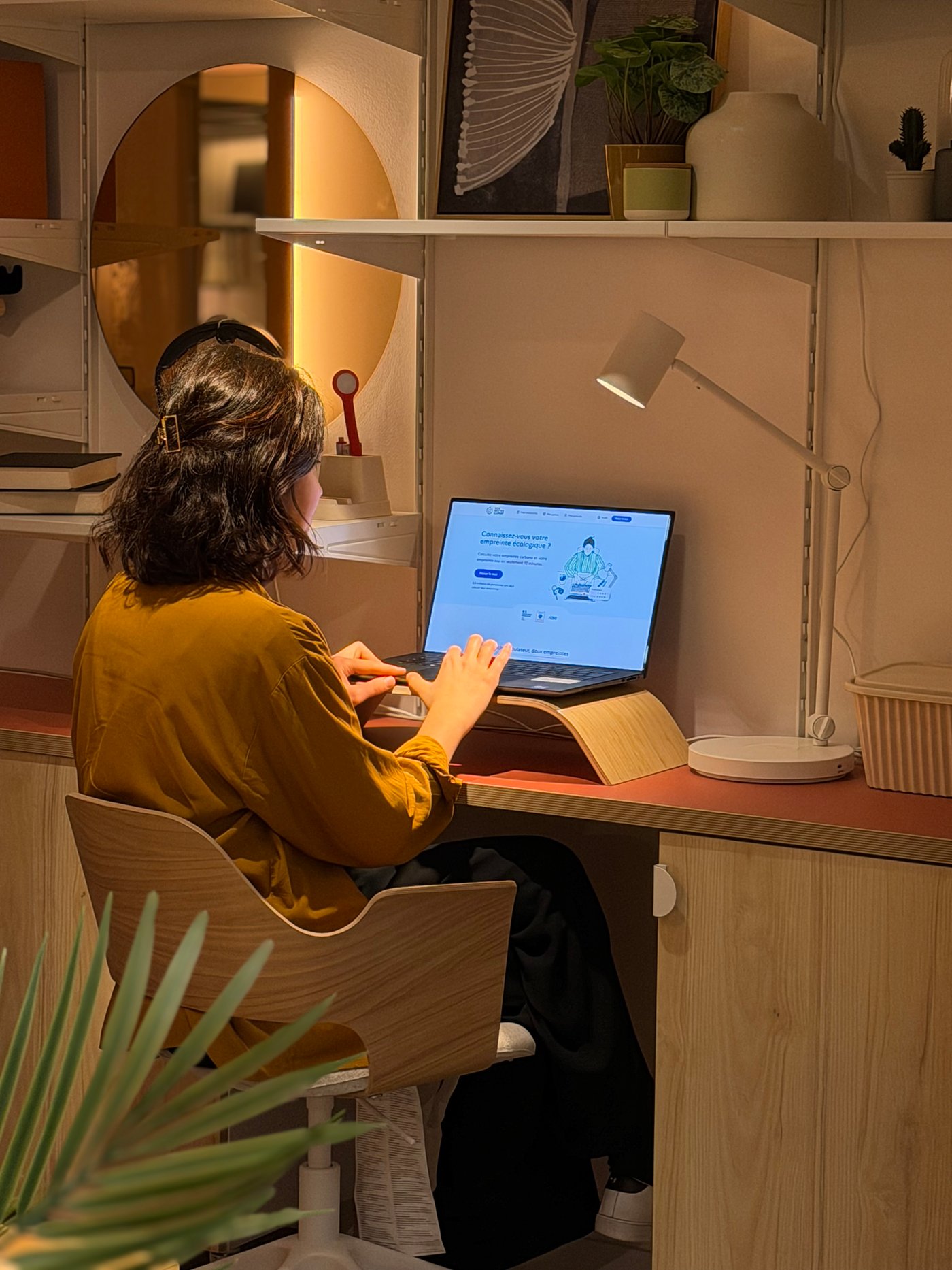 Femme sur son ordinateur