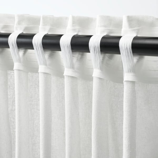 A black RÄCKA curtain rod