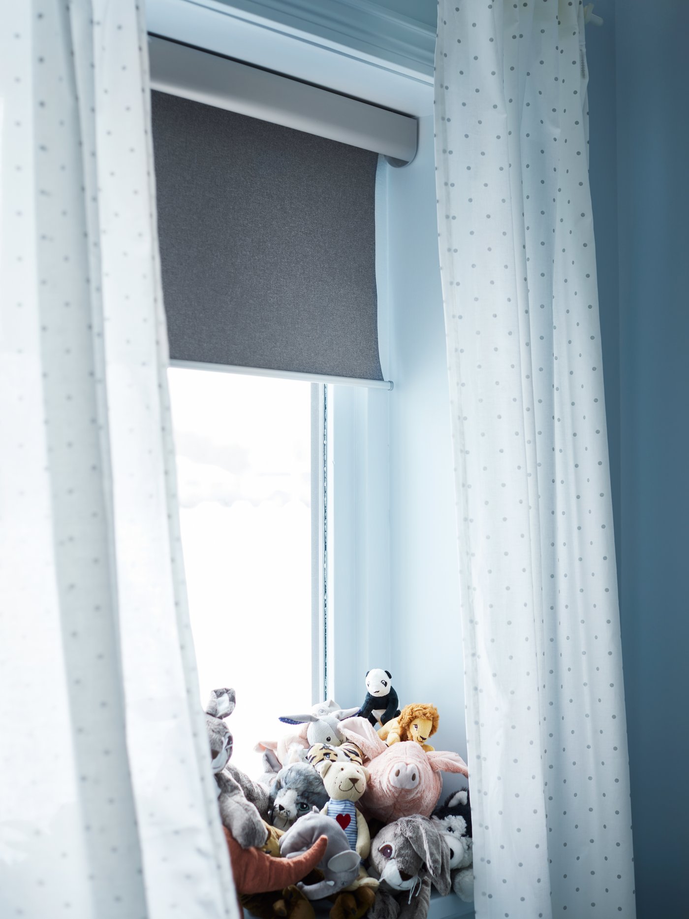 A beige FABLER BJÖRN soft toy in the childrens room