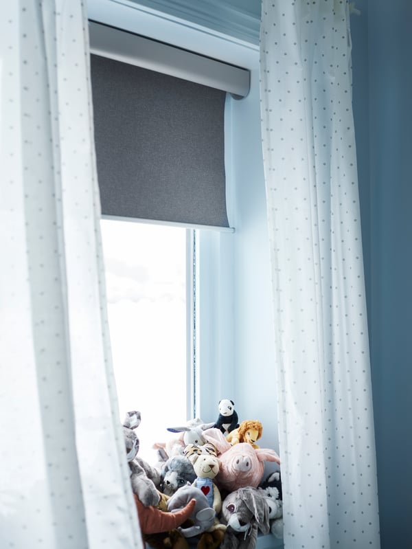 A beige FABLER BJÖRN soft toy in the childrens room