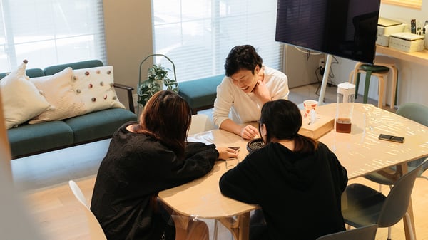 3人でテーブルを囲んでいる