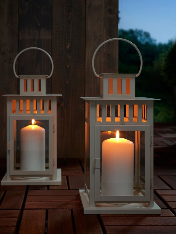 Due lanterne BORRBY bianche con all'interno due candele accese
