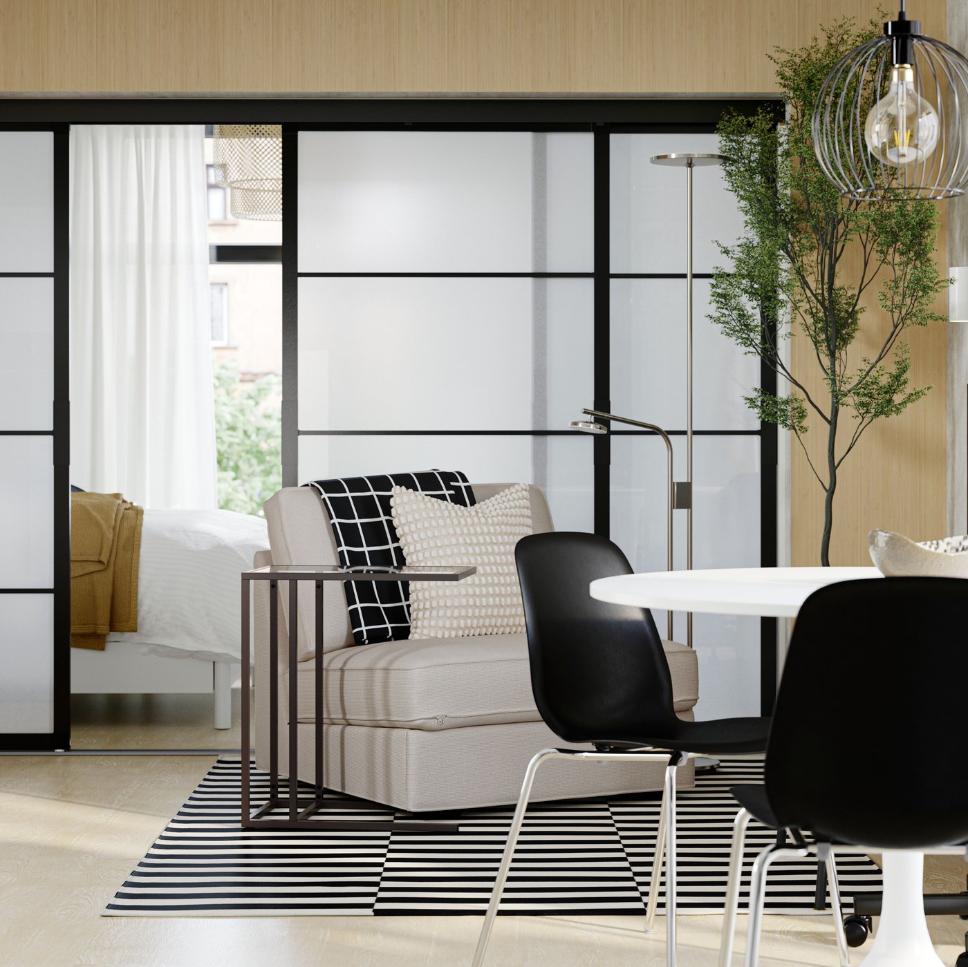 Un apartament ample i minimalista amb una sala d'estar-menjador diàfan; les portes corredisses SKYTTA connecten amb el dormitori.
