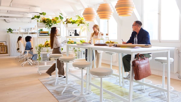 Un tabouret assis-debout LIDKULLEN/GUNNARED beige dans un bureau à domicile.