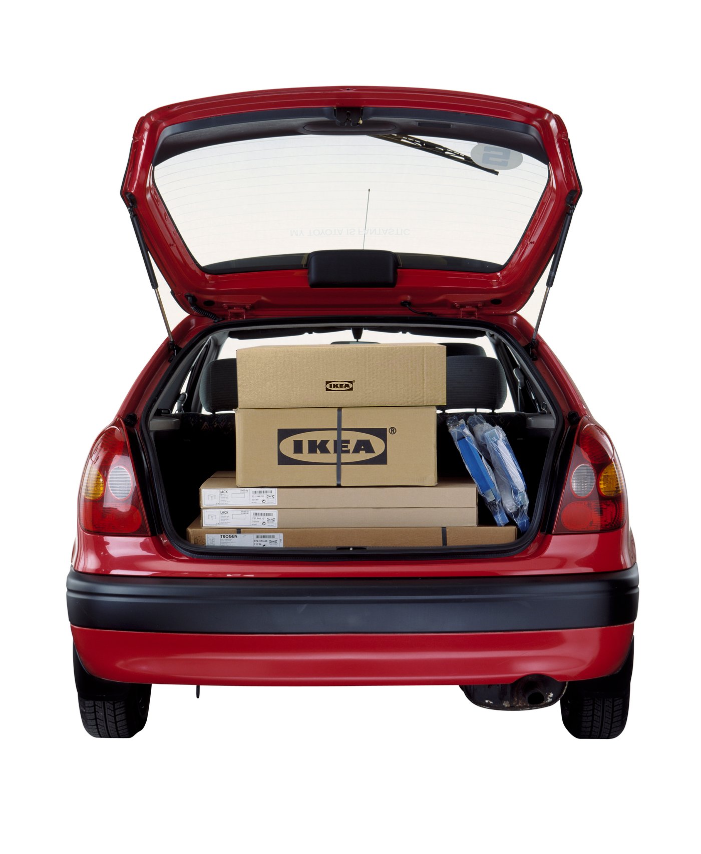 車のトランクにイケアの箱が積まれている様子