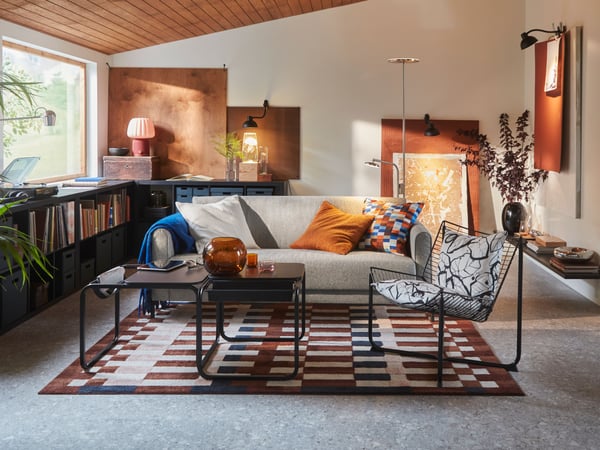 Un photophore TALLTITA rose et marron dans le salon