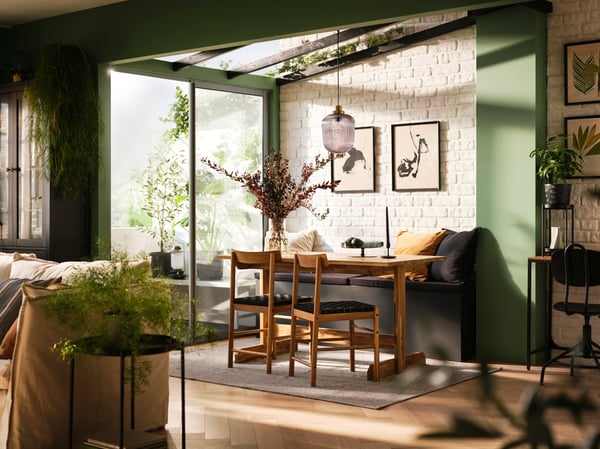 A modern, airy dining room setup with low pile TIPHEDE rug