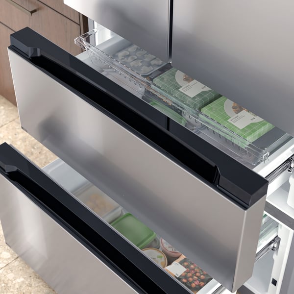 Ein freistehender Kühl-/Gefrierschrank RIBBENÅS aus Edelstahl von IKEA 700 mit Flügeltüren.