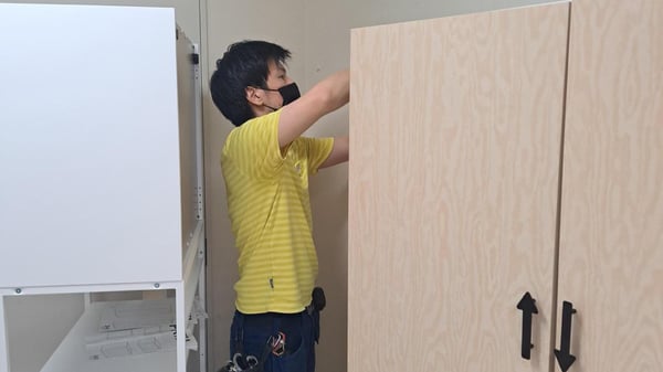棚の組み立てを行っているIKEA前橋のコワーカー。