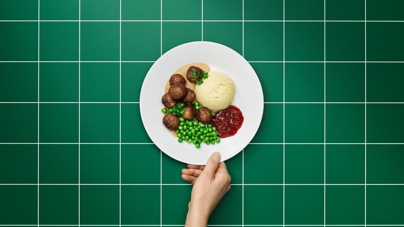 A frozen HUVUDROLL plant balls in the dining room