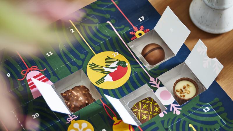 Ein VINTERSAGA Adventskalender, der dekoriert auf einem Tisch steht.