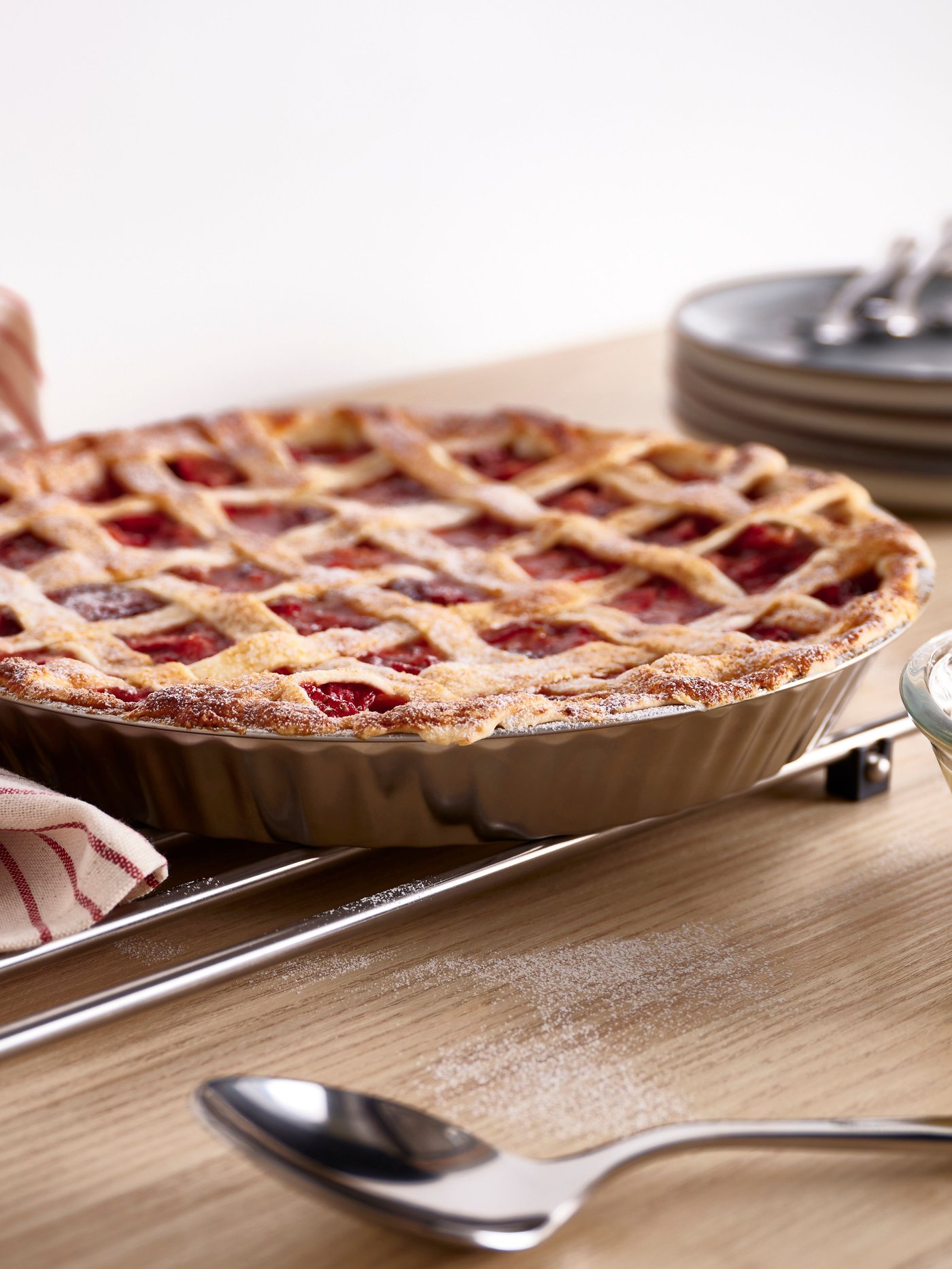 A stainless steel VINTERROCKA pie dish