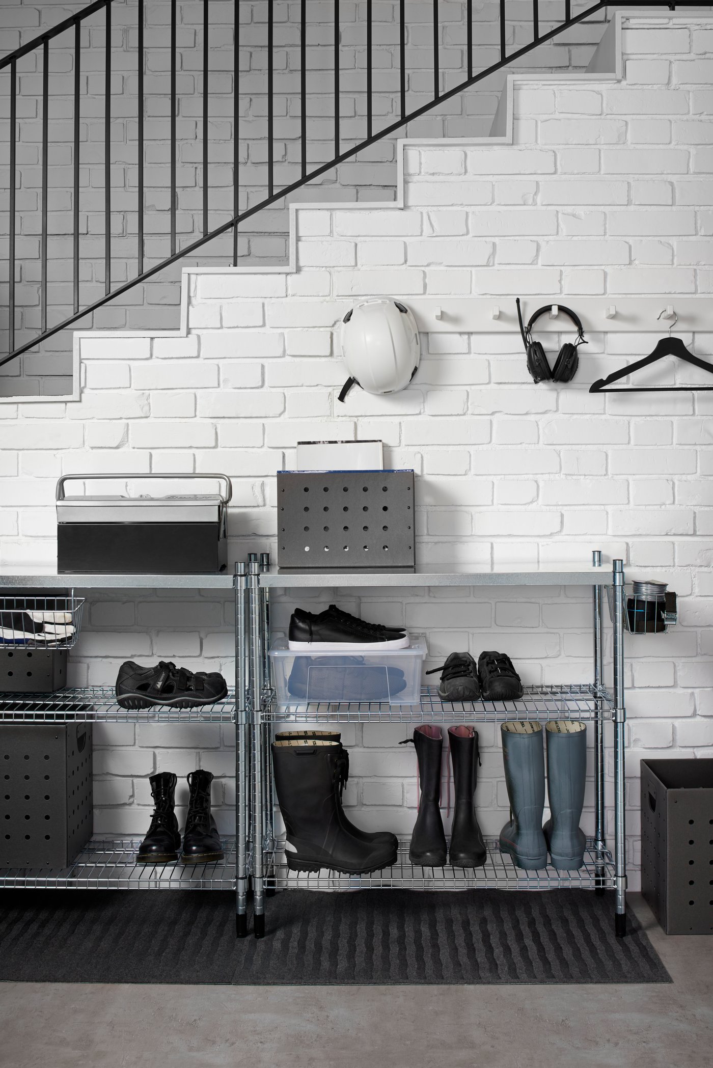 Ein verzinktes OMAR-Regal im Flur