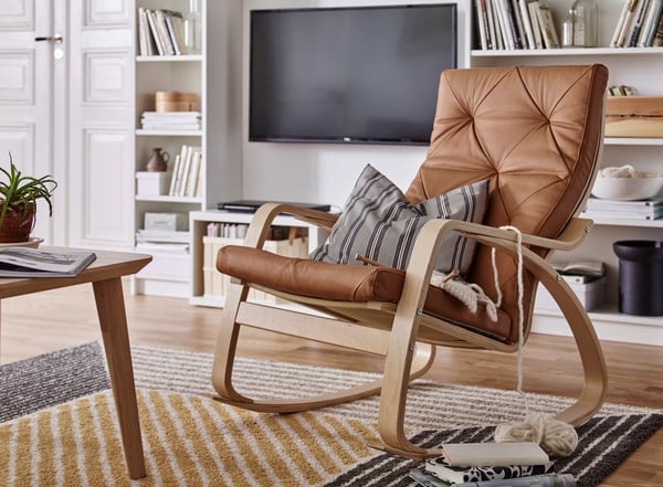 Sillón de lactancia con tonos marrones en salón
