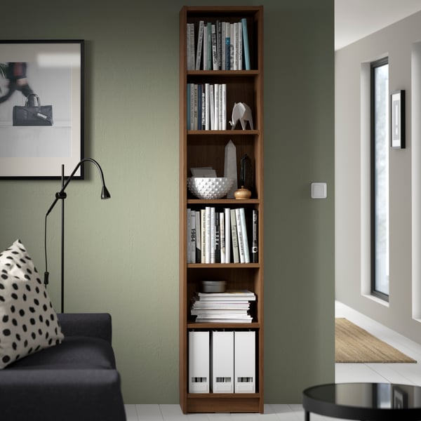 Regał BILLY w kolorze ciemnego jesionu.