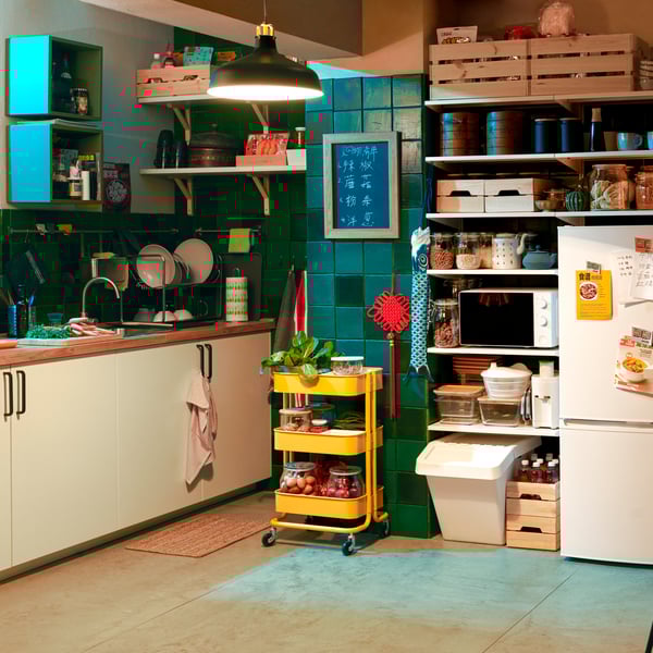 Ett kök som är upplyst med två lampor med olika IKEA produkter.