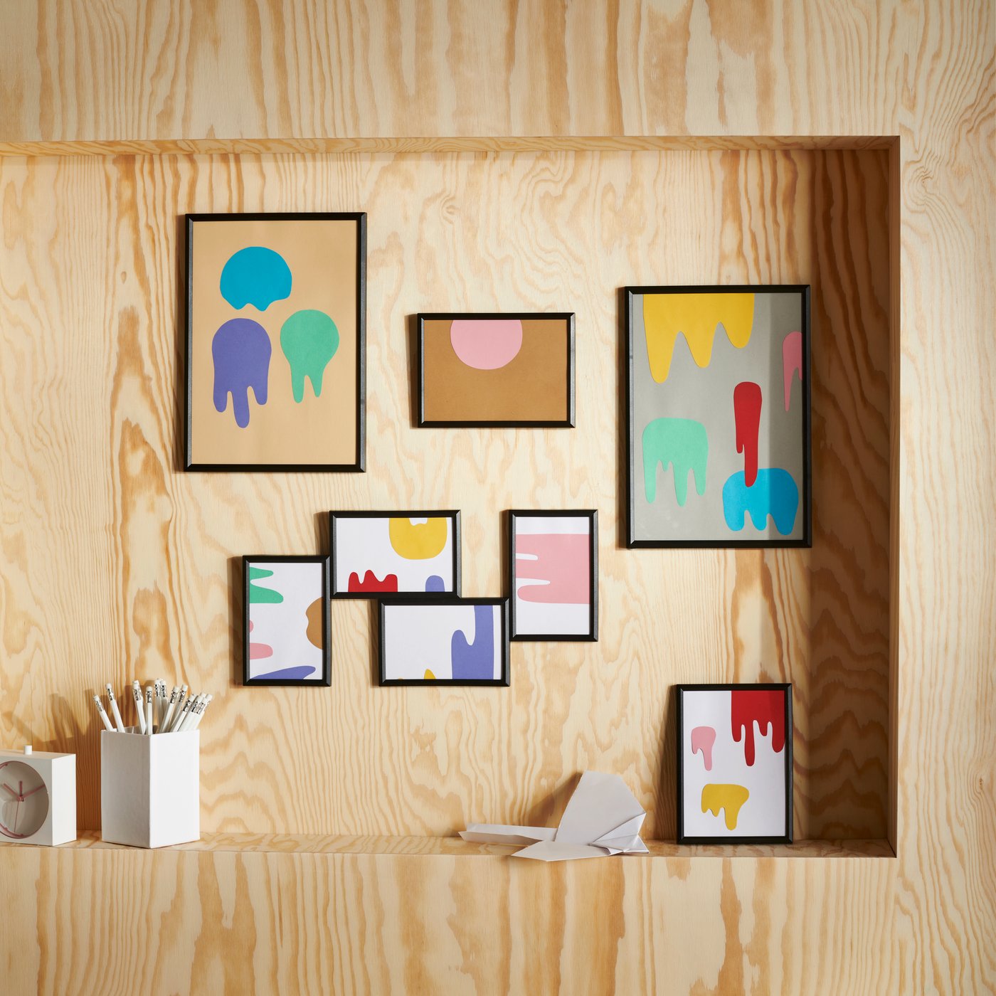 A black YLLEVAD frame in the home office