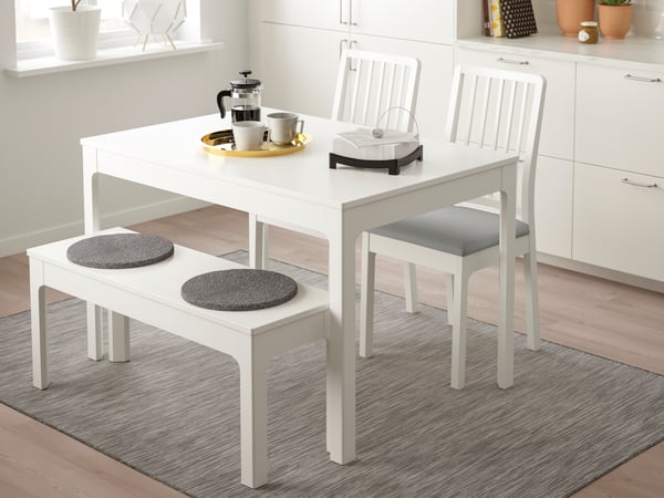Comedor pequeño de color blanco de la serie EKEDALEN con una banca y dos sillas
