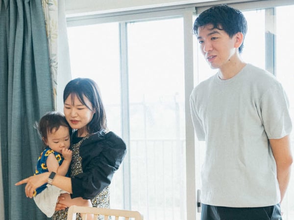 窓の前で話すアユカさん、ヒロユキさん一家