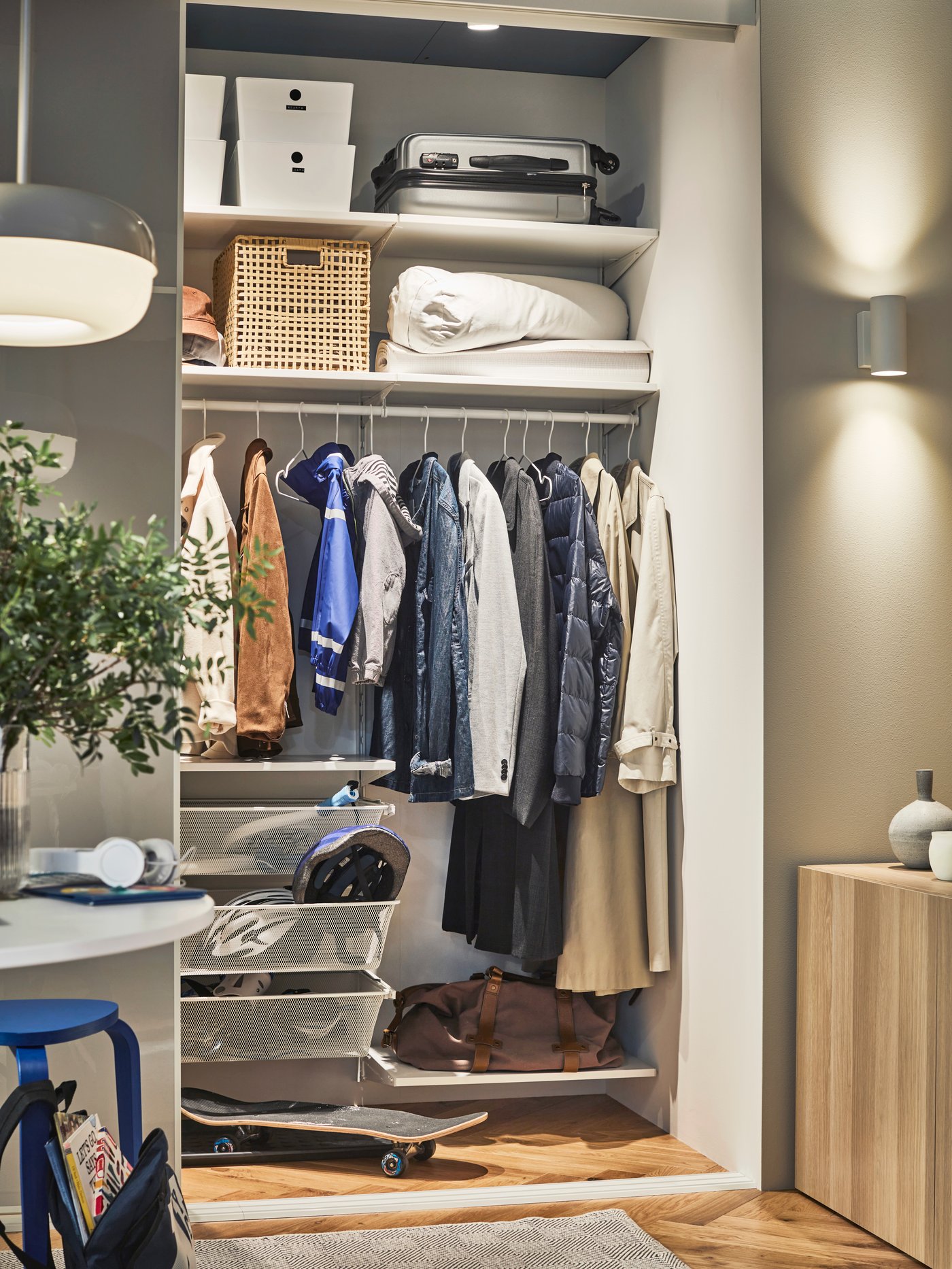 A beige VÄXTHUS basket