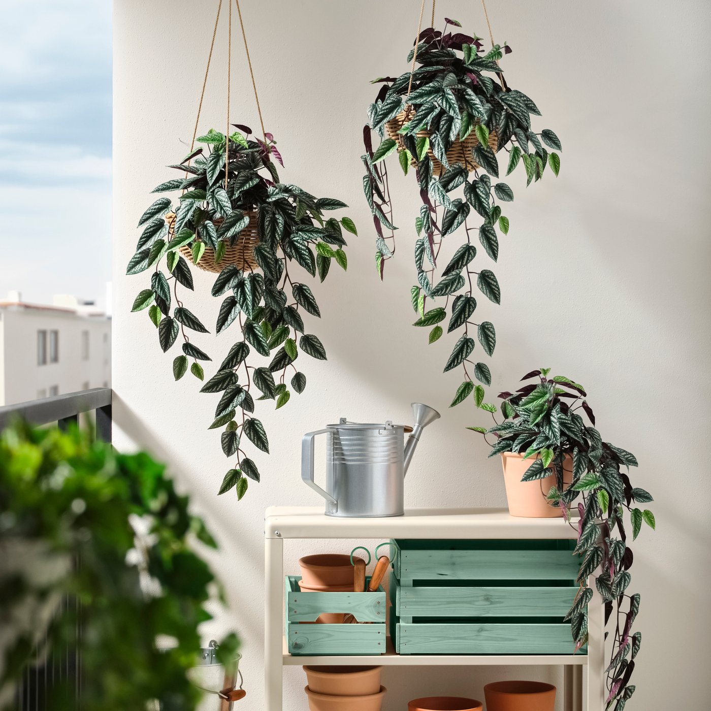 Balcon con mesa de almacenaje y plantas colgantes 