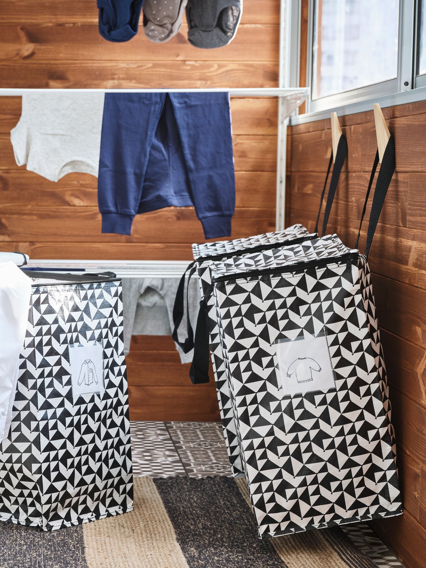 Tapis tissé plat UGILT noir/beige dans une salle de lavage